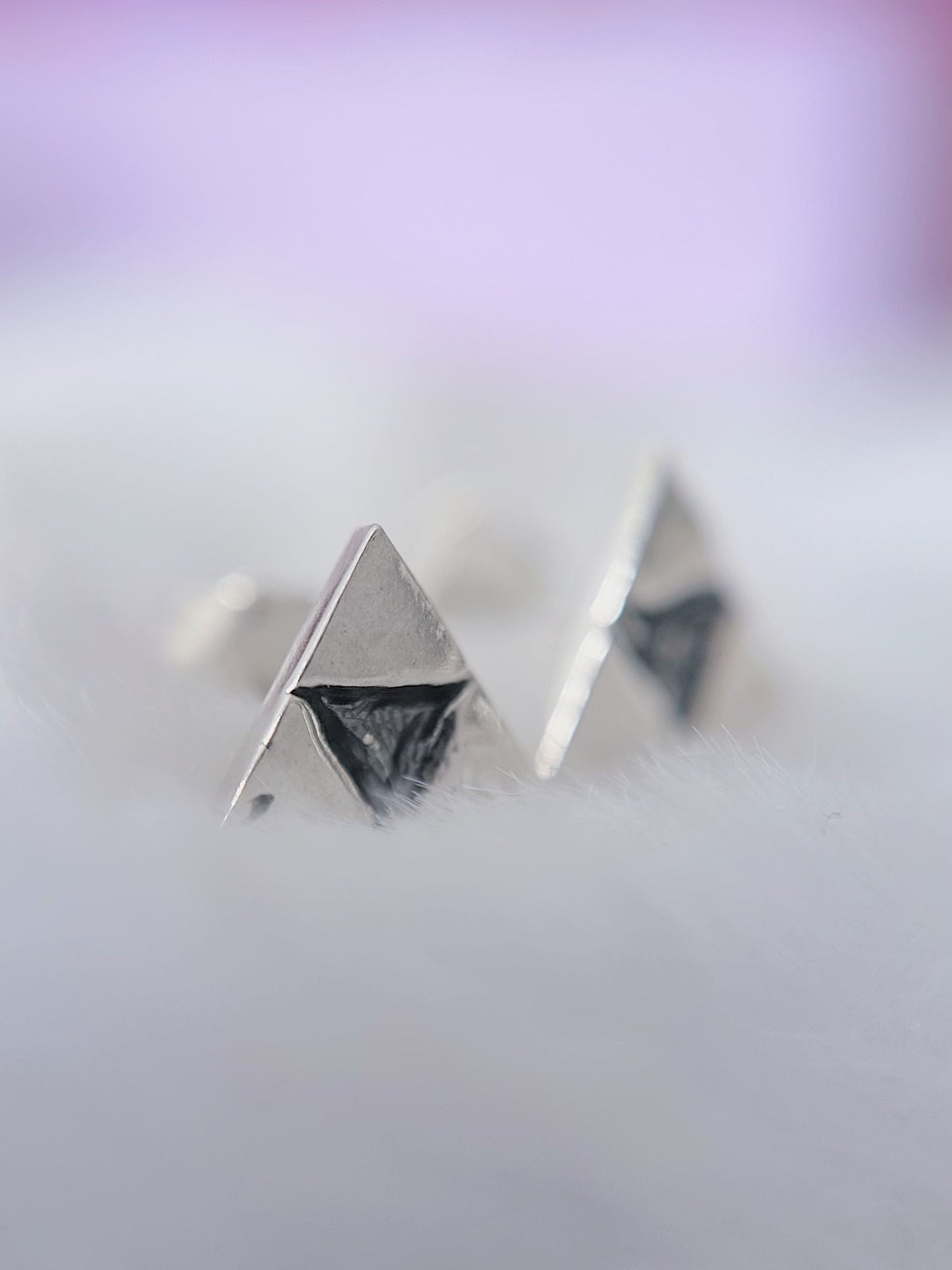 Puce Boucle d'oreille des Trois Forces